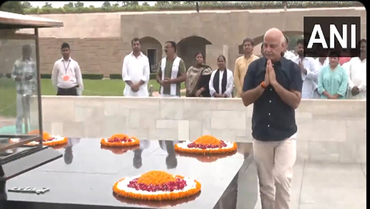 ನವದೆಹಲಿ: ರಾಜ್ಘಾಟ್ ಗೆ ತೆರಳಿ ಮಹಾತ್ಮ ಗಾಂಧಿ ಸ್ಮಾರಕಕ್ಕೆ ಗೌರವ ನಮನ ಸಲ್ಲಿಸಿದ ಸಿಸೋಡಿಯಾ
